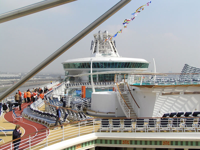 Sonnendeck mit Laufstrecke - M/S Freedom Of The Seas (2006) -  by Ingo Josten