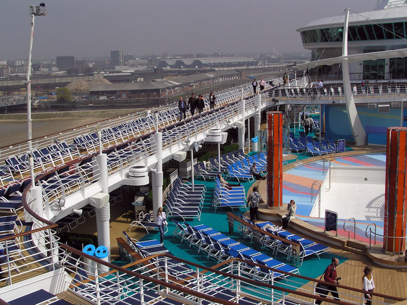 Sonnendeck mit Laufstrecke - M/S Freedom Of The Seas (2006) -  by Ingo Josten